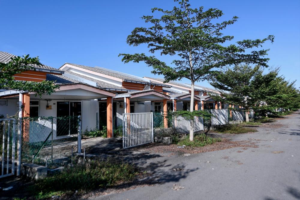 A row of vacant houses in Felda Koyan, Pahang, where 18% of residential units bought between 2010 and 2020 remained unoccupied last year. – SUNPIC