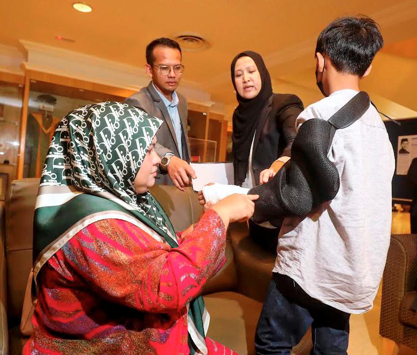 Wan Aziana (in black) and Zainizam’s son at the National Leadership Foundation in Putrajaya yesterday. – AMIRUL SYAFIQ/THESUN