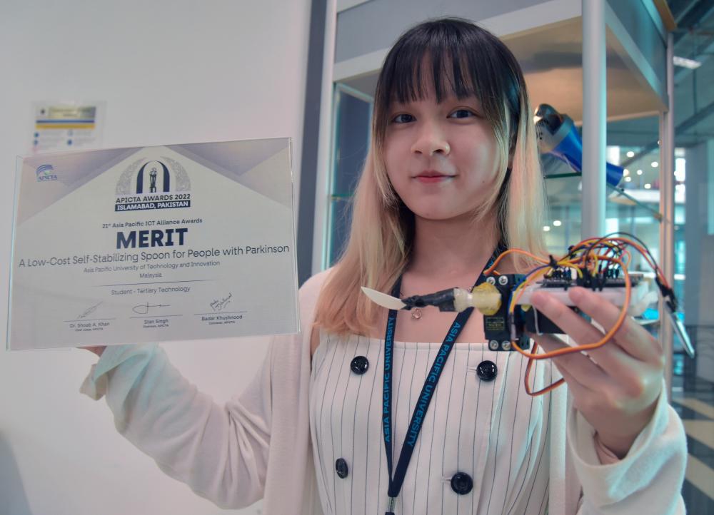 Wong showing the gadget that brought them international recognition. – SYAZWAN KAMAL/THESUN