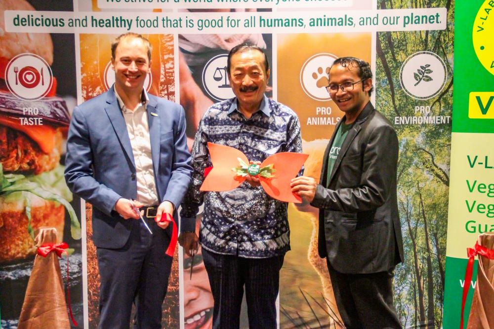 Tan flanked by Joy and Faisal at an event to announce the arrival of ProVeg in Malaysia. – AMIRUL SYAFIQ/THESUN