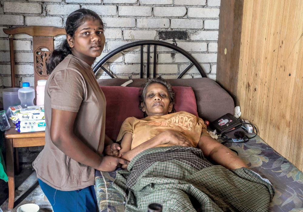 Vijayaletchumy and Kalliswary are grateful for the help given by the public and NGOs. – Adib Rawi Yahya/theSun