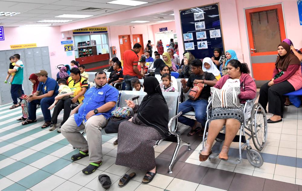 One experts says removing the subsidised fees would hurt the low income group, while another opines that the move facilitates financing reforms. – BERNAMAPIX