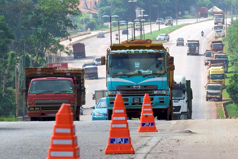 Law advised road users to keep a safe distance from heavy vehicles to avoid being in their blind spot. – BERNAMAPIC