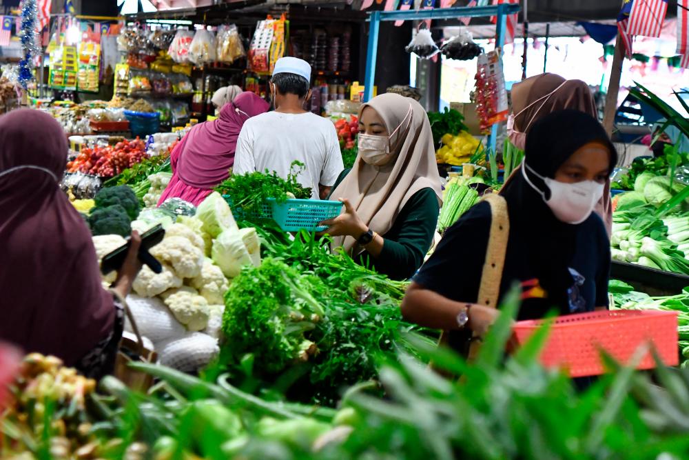 Consumers are urged to make complaints to the ministry if they find drastic increases in vegetable prices. – Bernamapic