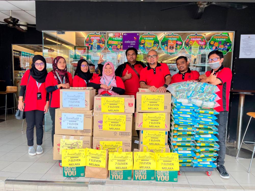 The team from 7-Eleven Malacca preparing to distribute goods contributed by customers.