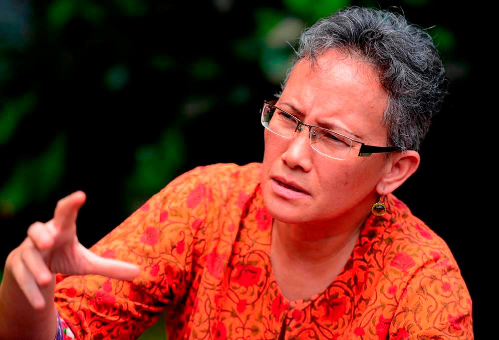 Azimah said the English language should not be made a sacrificial lamb in the promotion of the national language.