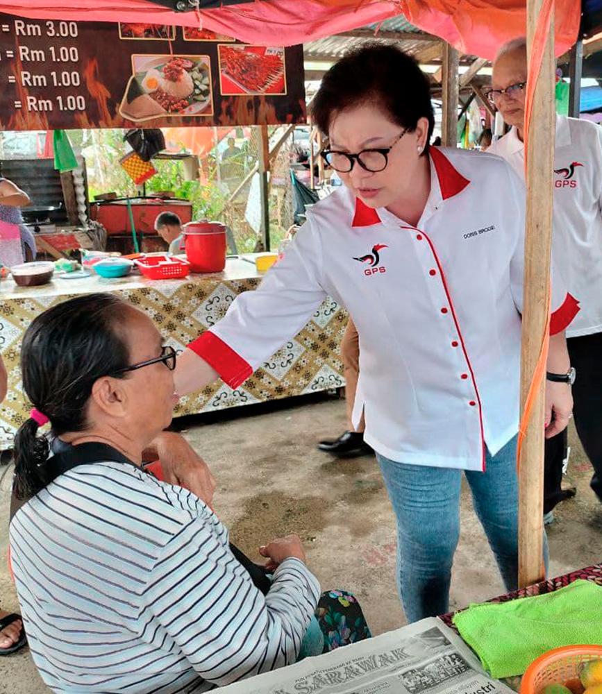 Doris speaking to a constituent in Sri Aman while campaigning for GE15 recently.