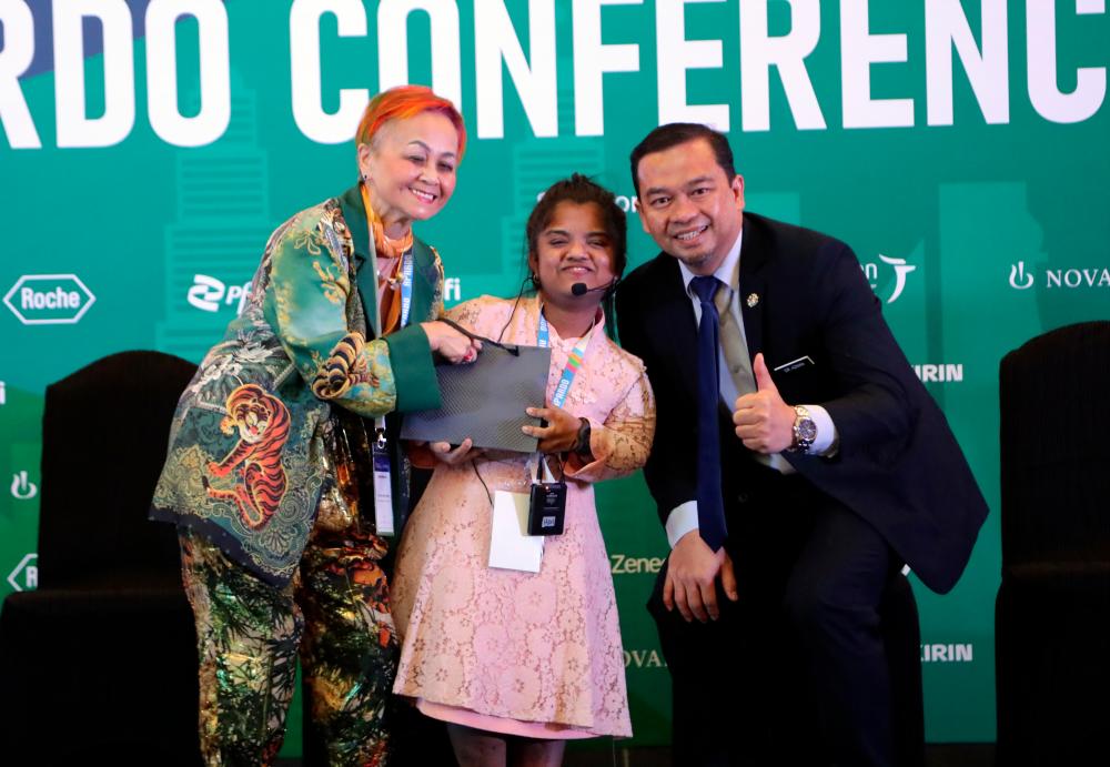 Divina flanked by Apardo president Dr Durhane Wong-Rieger (left) and Health Ministry director of Medical Development Datuk Dr Azman Yacob during the conference recently.