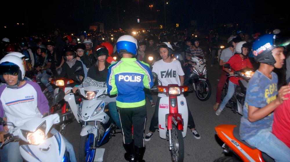 Lee said police need to be more stringent with enforcement, especially against Mat Rempit as many of them ignore traffic rules, and ride in a reckless manner that endangers other road users. – BERNAMAPIC