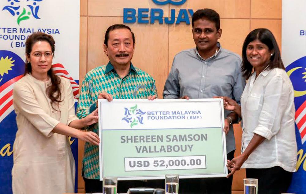 From left: Sunita, Tan and Shereen’s parents Samson and Josephine Mary at the presentation ceremony in Berjaya Times Square yesterday. – HAFIZ SOHAIMI/THESUN