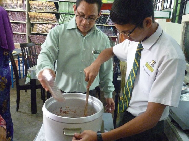 Muhamad Khairul with one of his students