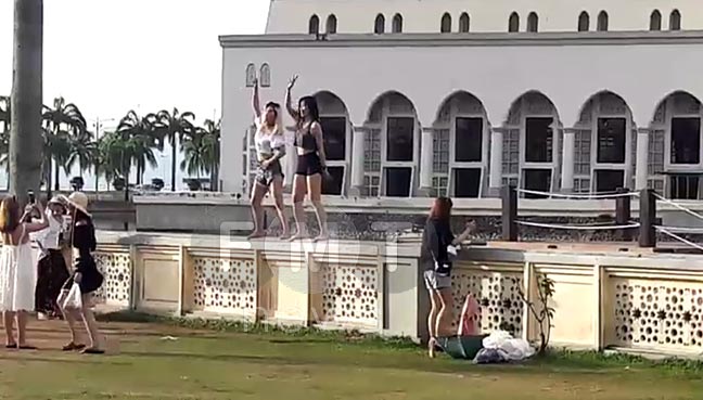 $!(Video) Top 5 most embarrassing Chinese tourist moments of 2018
