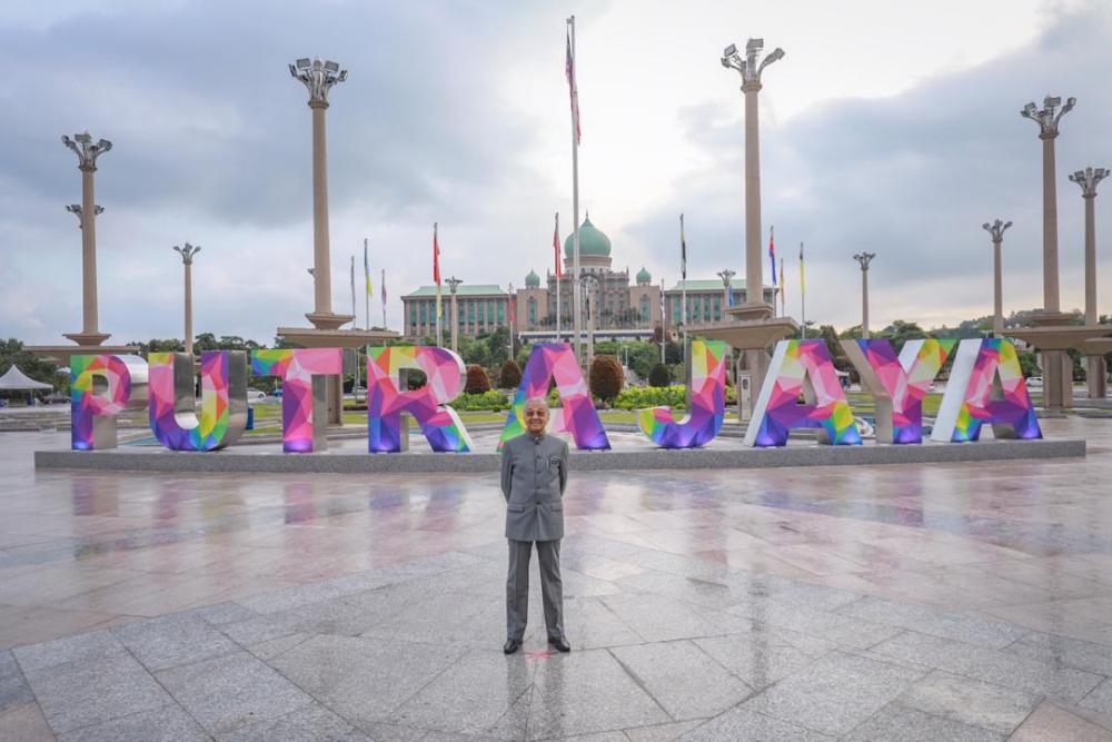 Prime Minister Tun Dr Mahathir Mohamad posses for a picture in front of the ‘Putrajaya signage’ after officiating it at Dataran Putra, Presint 1. — Sunpix by Amirul Syafiq Mohd Din
