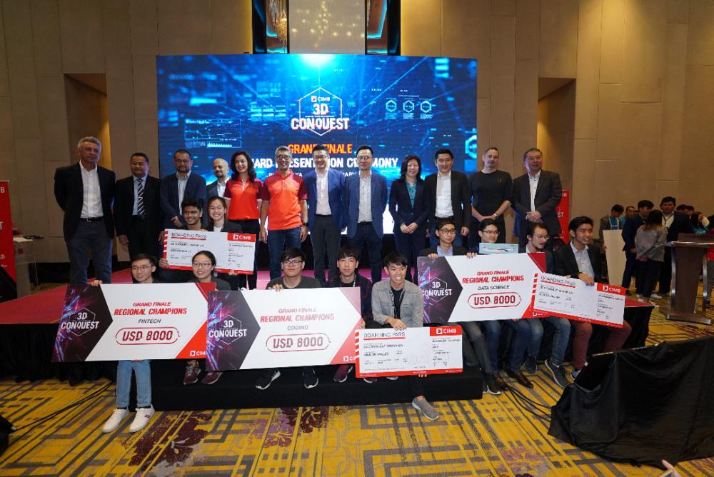 Key CIMB offcials with the winners after the prize giving ceremony of the CIMB 3D Conquest grand finale with the Regional Champion teams representing Fintech, Coding and Data Science.