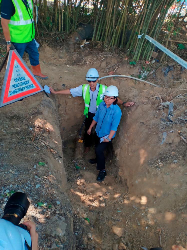 Air Selangor Head of Customer Relationship &amp; Communications department Abdul Raof Ahmad and SPAN Senior Executive of Corporate communications and consumer affairs Loh Pit Mui at the site.