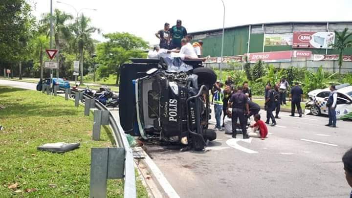 (Video) Police truck with 26 detainees lands on its side