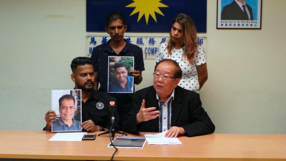 Roslee Hamidi (L seated) with MCA Public Services and Complaints Department chief Datuk Seri Michael Chong (R). Roslee’s brother and Hamidi Abdullah’s niece stand behind them.