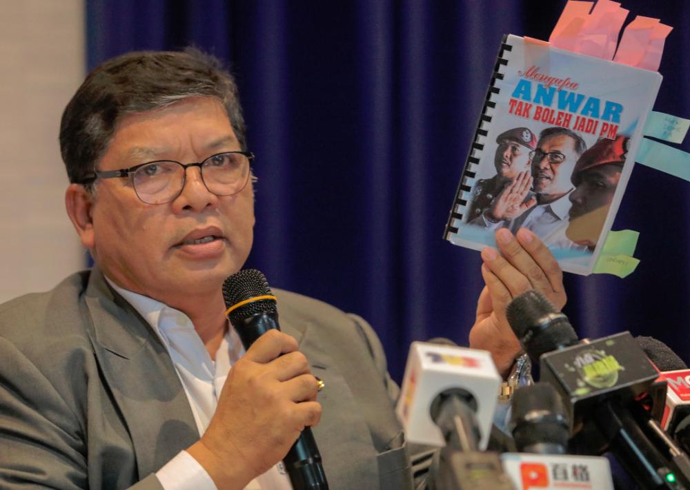 Sungai Petani MP Datuk Johari Abdul showing off the manuscript of the book ‘Mengapa Anwar Tak Bokeh Jadi PM’.