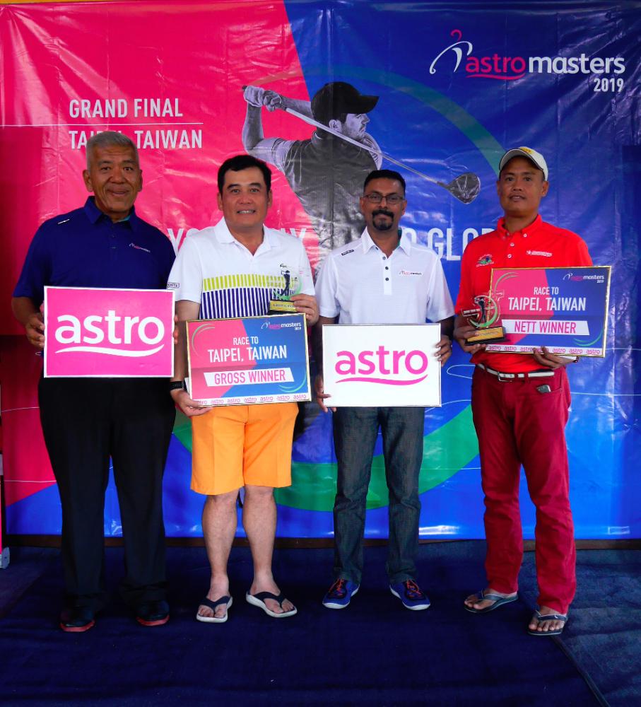 Taiwan bound... gross champion Tan Peng Juan (2nd from L) and Roslan Mustamin (R) with Shan Shui GCC general manager, Henry Ng and Astro Masters Organising Chairman, P. Jeganathan (2nd from R).