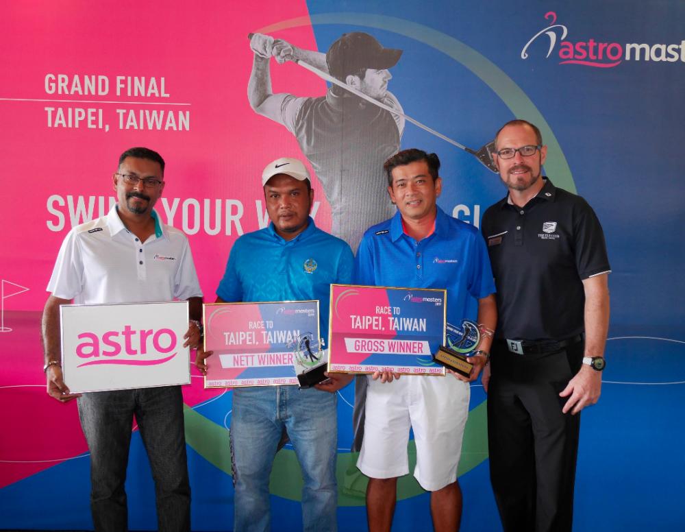 Gross champion Tan (third from leftt) and nett champion Mohd Kamrul with The Els Club Teluk Datai Director of Golf Operations, Aaron Johnston (right) and Astro Masters Organising Chairman, P. Jeganathan.