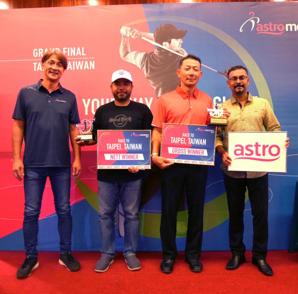 Wong Hong Nung (second from right) wins the Gross Champion’s title while Shahrizan Ahmad is Nett Champion. Will Yong (left) VP of The Golf Channel and Astro Masters Organising Chairman, P. Jeganathan presents the prizes.