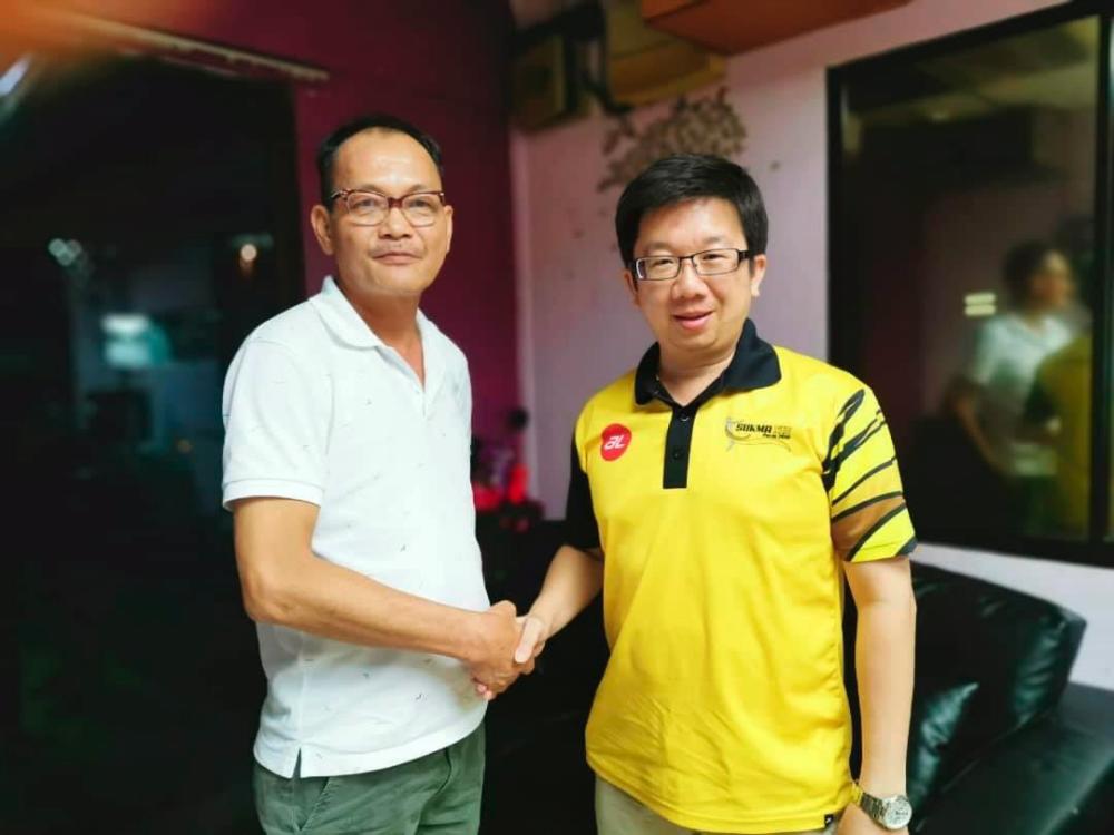 DAP assemblyman Steven Chaw Kam Foon (R), representing Menglembu, meets with Chow Siok Ming, who had pelted his service centre with eggs on Sunday. Picture taken from Steven Chaw’s Facebook page.