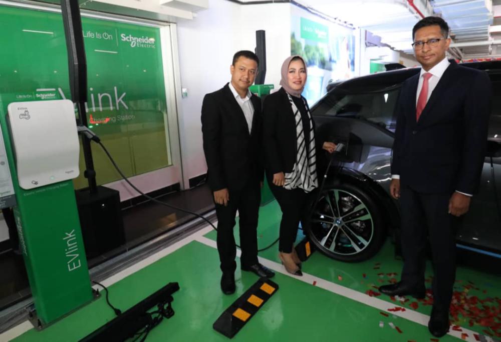(From left) Schneider Electric Malaysia Offering Marketing Specialist Mazliazhar Abdul Latif, Schneider Electric Malaysia Country President Astri Ramayanti Dharmawan, and Vice President of Hotel Operations, Resorts World Genting Ganaeson Subramaniam launches the electric vehicle charging station at Awana SkyCentral Transportation Hub today. — Sunpix by Masry Che Ani