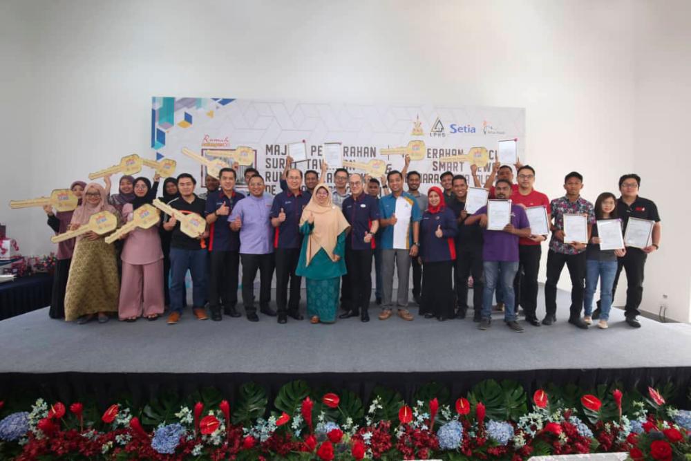 Selangor exco on housing and urban living Haniza Mohamed Talha (c) together with the management of SP Setia and recipients of offer letters and keys to their apartment units in Setia Alam on Saturday, Sept 7, 2019. - Bernama