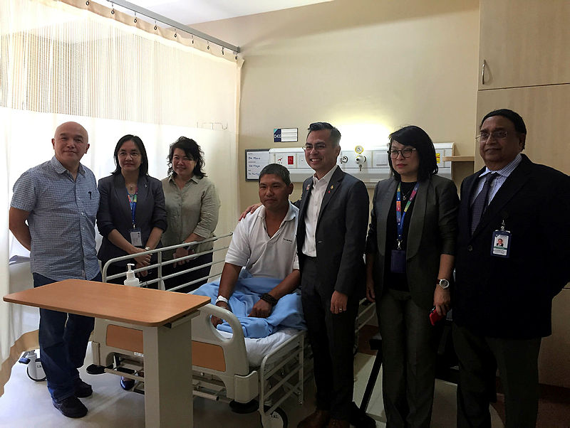 Lembah Pantai MP Fahmi Fadzil (3rd from R) poses with Yap Chi Hoe (C) and members of the Pantai Hospital during a visit to the hospital on Oct 16, 2019. - Bernama