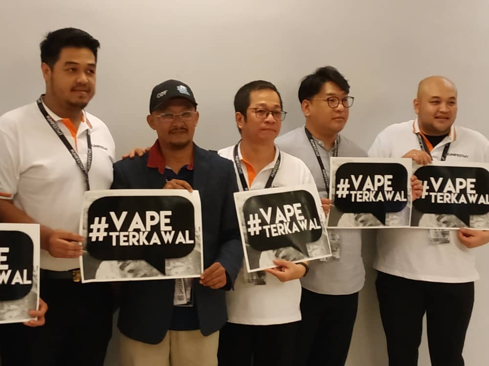 From L: Syed Azaudin Syed Ahmad, Rizani Zakaria, Edy Suprijadi, Jang Hyo Jin, Herwindo Prakaso at the #vapeterkawal campaign launched at APW Bangsar.