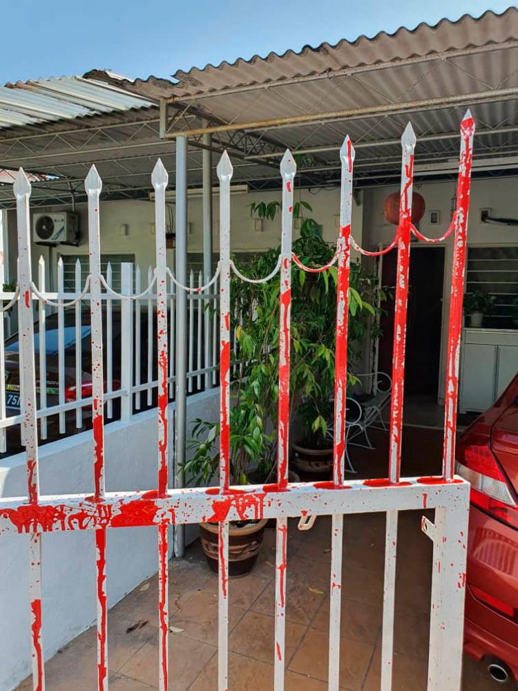 Gate of veteran journalist’s home splashed with red paint