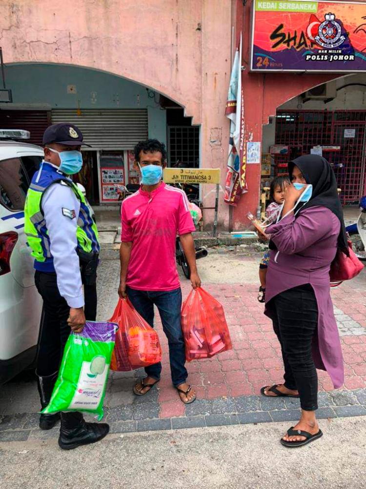 PDRM officers buy groceries for crying mother who lost income after MCO