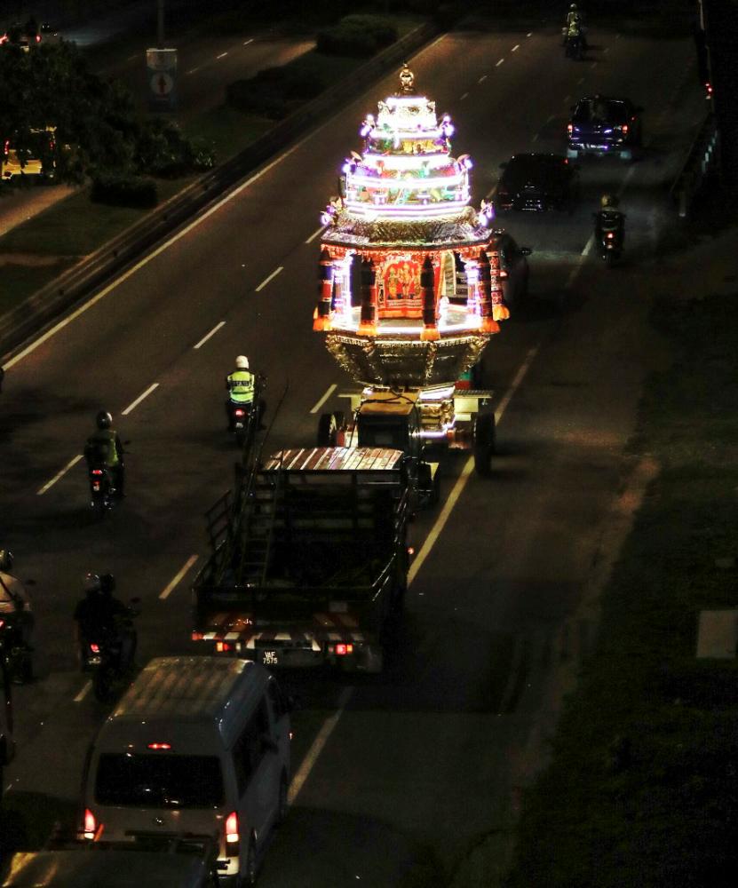 For the first time, the Sri Subramaniar Swamy Temple, Batu Caves’ silver chariot will make its journey with a limited participation of 10 people, without involving the public in conjunction with Thaipusam this year, due to the COVID-19 pandemic.