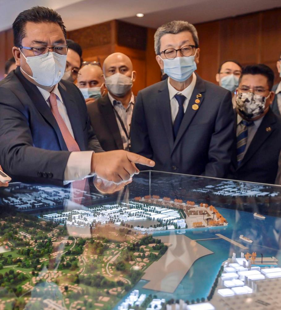 Sulaman and LBS Bina executive chairman Tan Sri Lim Hock San (right) during the launch of the Melaka Waterfront Economic Zone in Kuala Lumpur yesterday. -ADIB RAWI YAHYA/THESUN