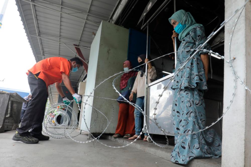 $!DO NOT ENTER... Seberang Perai City Council workers setting up barbed wires at Bagan Ajam market in Penang ensure the public use only designated entrance and exits at the premises. - MASRY CHE ANI/THESUN.