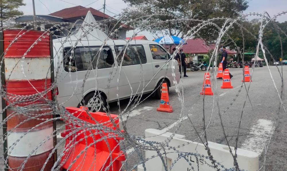 $!KEEPING WATCH.. Police and military personnel manning a roadblock near Batu Muda Tambahan, Sentul in Kuala Lumpur which was placed under enhanced movement control. - SYED DANIAL SYED AZHAR