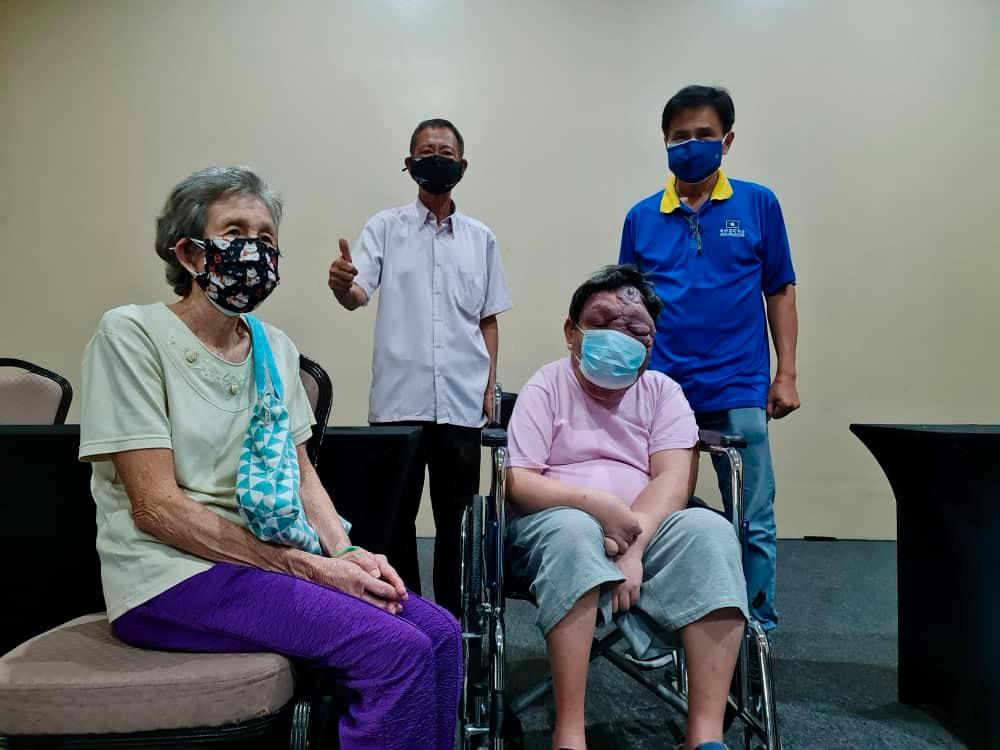 ‘Elephant-face’ sufferer Leong vaccinated (Video)