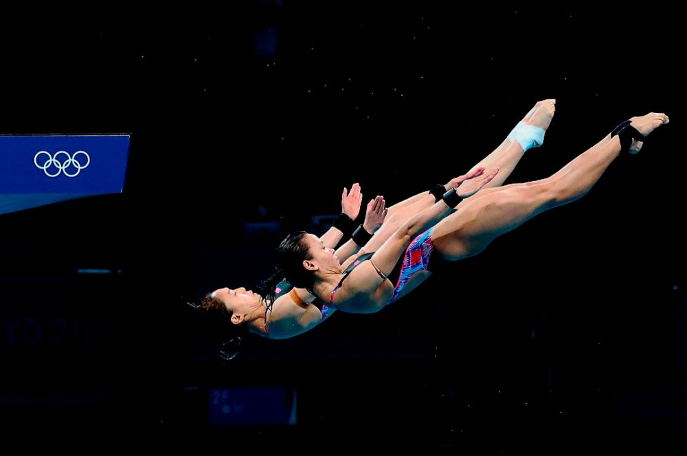 National divers Pandelela Rinong and Leong Mun Yee, during the women’s 10m platform synchronised final at the Tokyo Aquatics Centre, today. — Bernama
