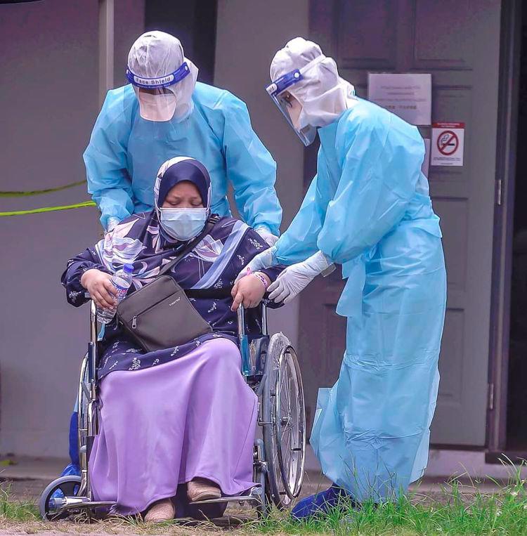 $!HEATH CHECK... A disabled person suspected to be infected with the coronavirus is being brought to the Covid-19 Assessment Centre at the Bandar Tun Razak Sport Complex in Kuala Lumpur for health assessment. - ADIB RAWI YAHYA/THESUN