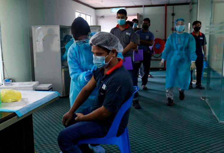 $!ON-SITE SHOTS... Factory workers being inoculated at a special vaccination centre set up within their workplace premises in Pulau Indah. - ASYRAF RASID/THESUN