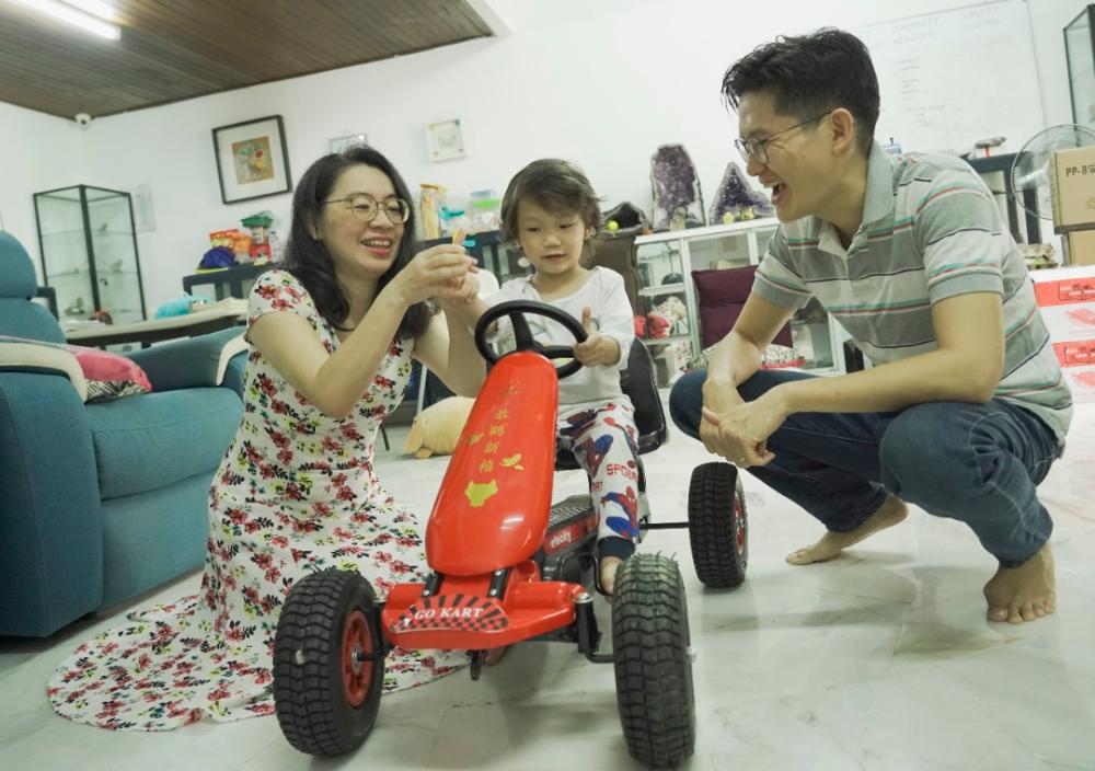 Patrick spending some quality time with his parents. AMIRUL SYAFIQ/THESUN