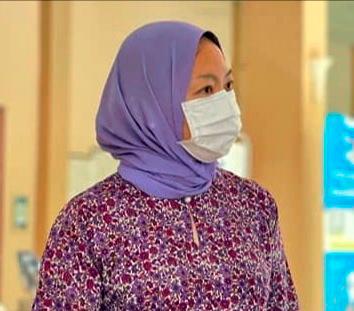 A political commentator has said that Yeoh did nothing wrong, and should in fact be commended for her act of respect when visiting the mosque.
