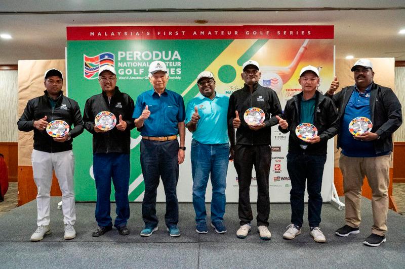 $!Perodua chairman Tan Sri Asmat Kamaludin (third from left) and WAGC President Isac Saminathan with the winners.