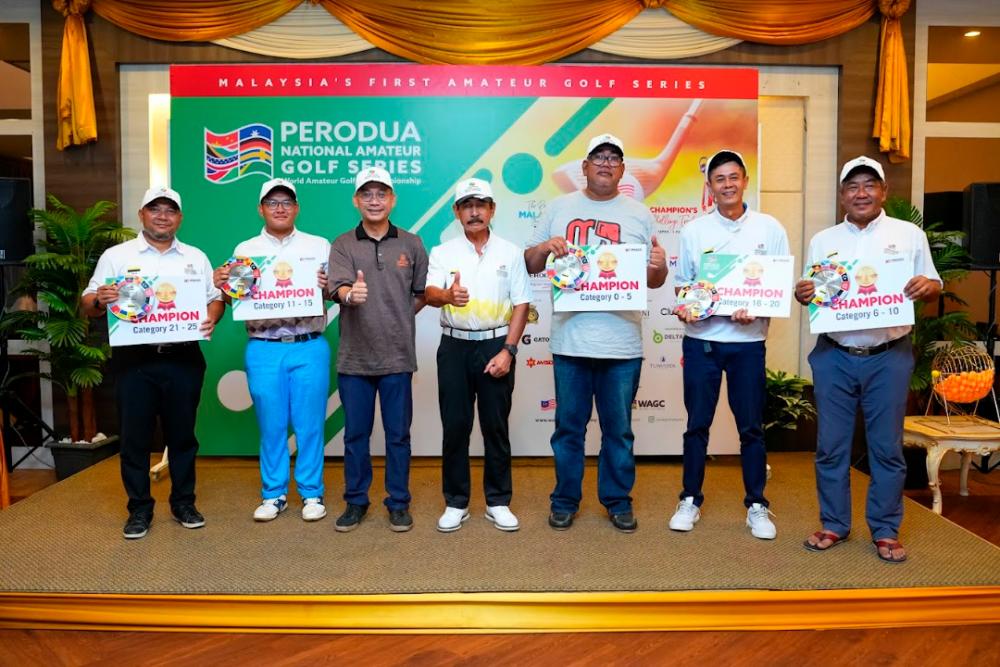 The winners with Perodua Sales Division General Manager Fazlee Alton Abdullah Safari (third from left) and Royal Perak Golf Club President Datuk Ab Wahab Azizul Hassan (fourth).