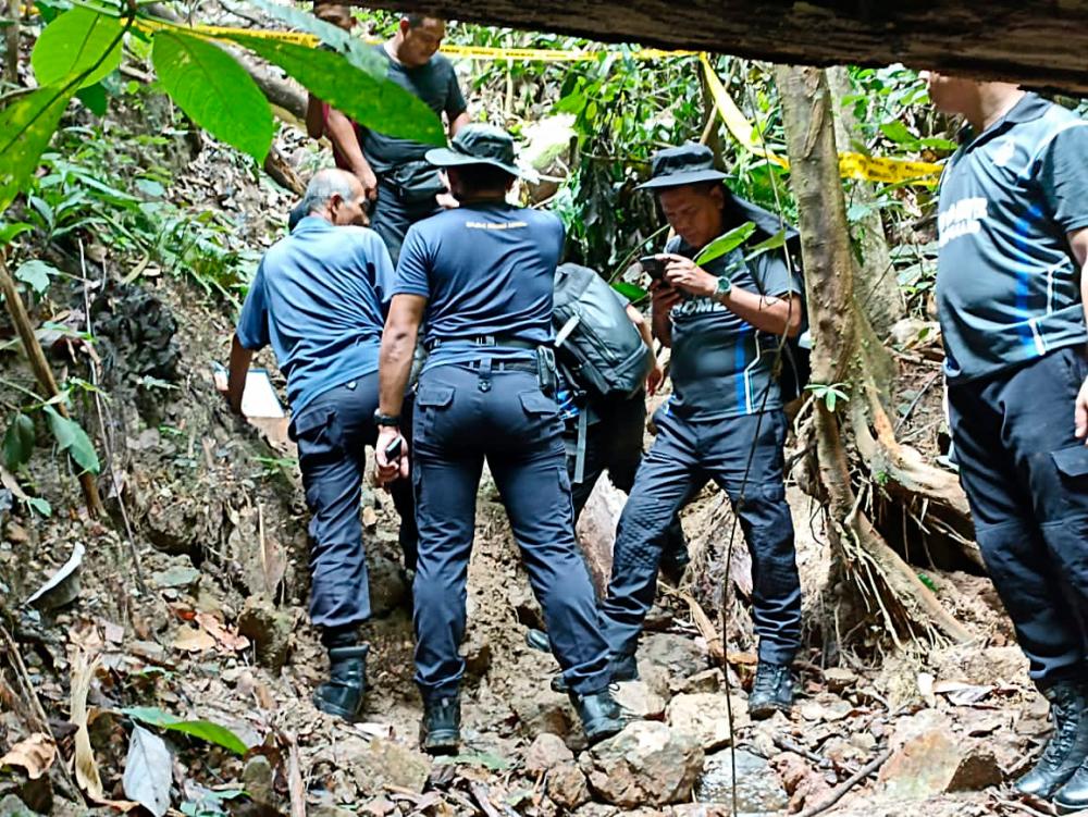 Polis sedang melakukan kawalan sebelum memusnahkan bom tersebut semalam yang dijumpai di Kawasan Rekreasi Sungai Kedondong, Jalan Batang Kali-Genting Highland pada 7 September lalu. – Foto ihsan PDRM