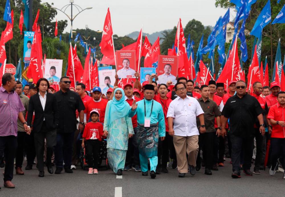 Candidate P098 Gombak, Datuk Amirudin Shari (PH) arrived at the Candidate Nomination Center in conjunction with the 15th general election at SMK Sungai Pusu Hall accompanied by hundreds of supporters. Hafiz Sohaimi/theSun