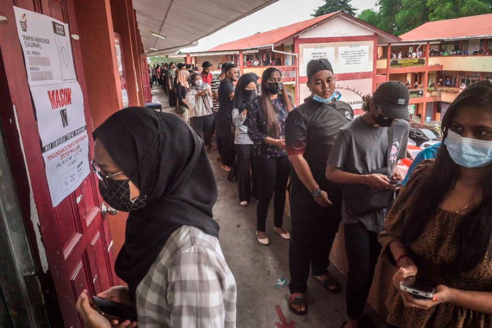 Teenagers under 20 years old are also present to fulfill their responsibilities to vote in the 15th General Election (GE15) during polling at the SK Kota Damansara Voting Center for Parliament P107 Sungai Buloh today/ADIB RAWI YAHYA/theSun