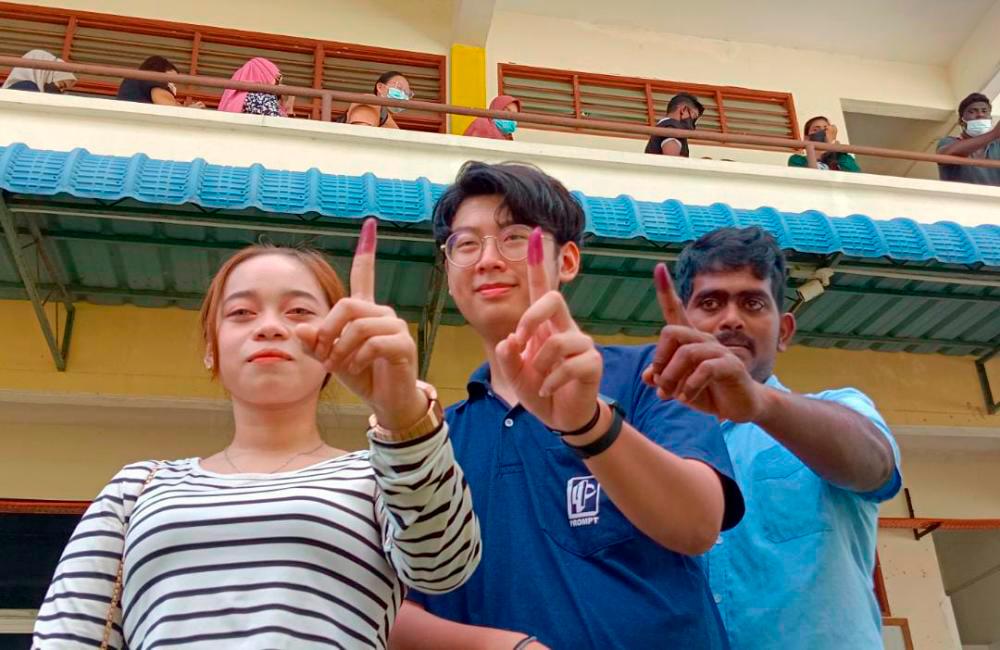 Young voters who voted for the first time, Nor Zulaikha Ahmad Sharil, 19, Tang Yan Shu, 19 and Agehan Govindarajoo, 25, show their inked fingers after casting their ballots for Kepala Batas parliament at Pei Yu Type National Primary School (C), today. MASRY CHE ANI/THESUN