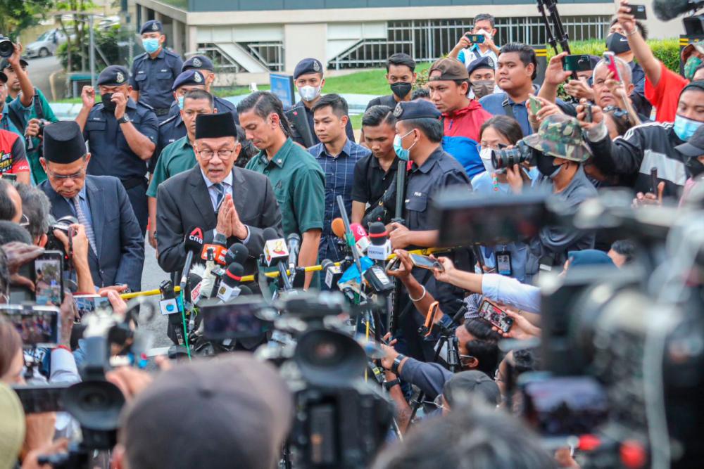 Anwar Ibrahim speak to media at gate 2 of the National Palace in Kuala Lumpur, Malaysia on November 22, 2022/Sunpix by AMIRUL SYAFIQ