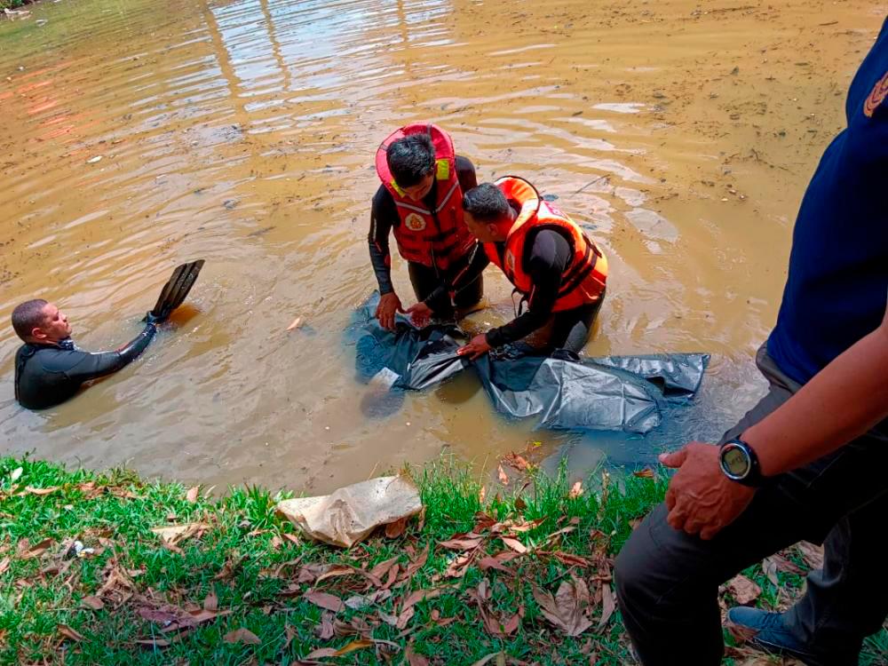 The body of a local man was found floating in Lake Puteri Center Park, Batu Arang, Rawang, this morning. Photo: Courtesy of JBPM